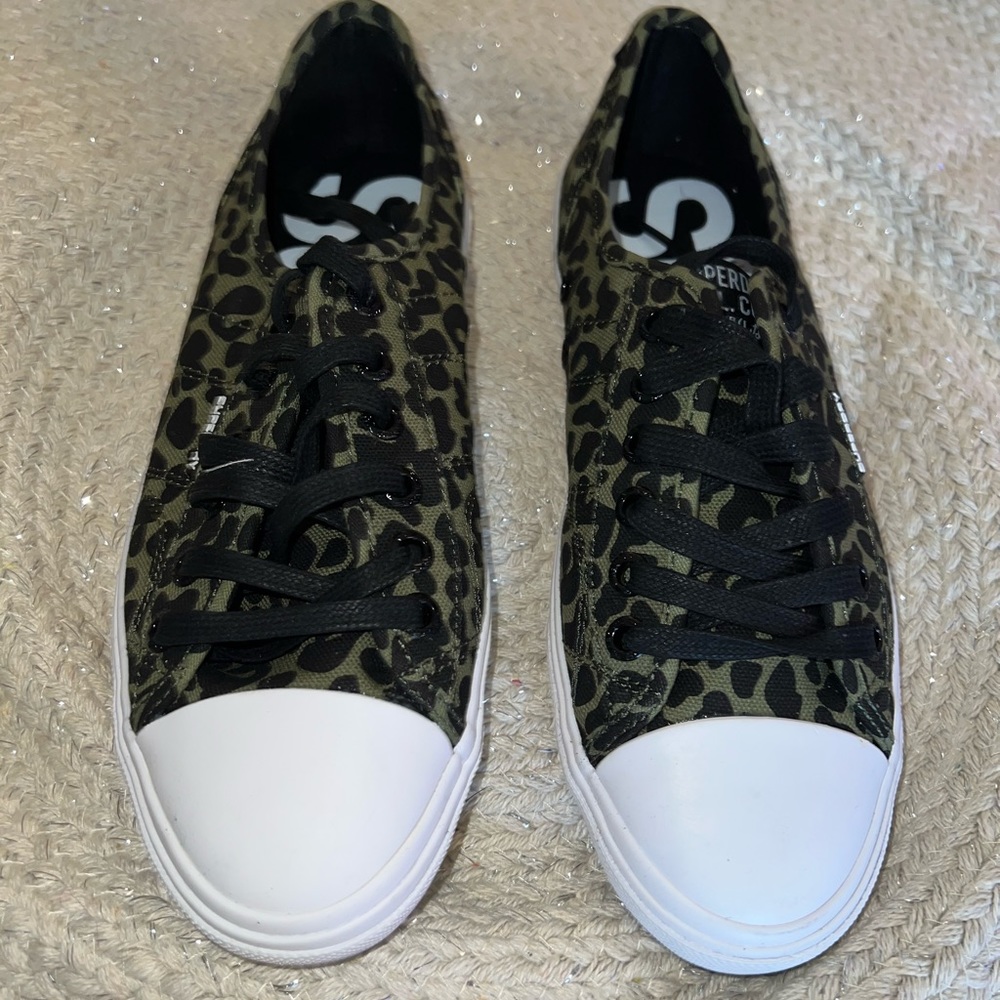 Superdry super low top canvas sneaker. Size women’s 9